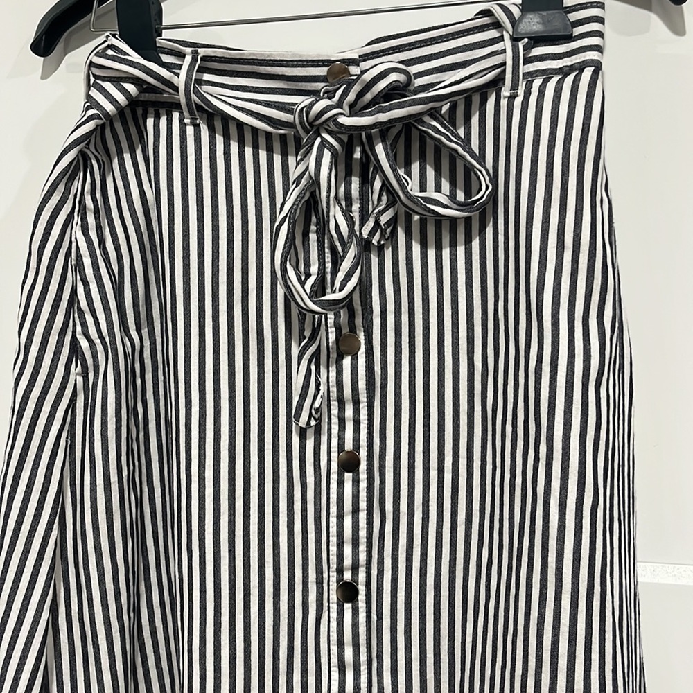 Button-up skirt with a belt - Picture 2 of 10